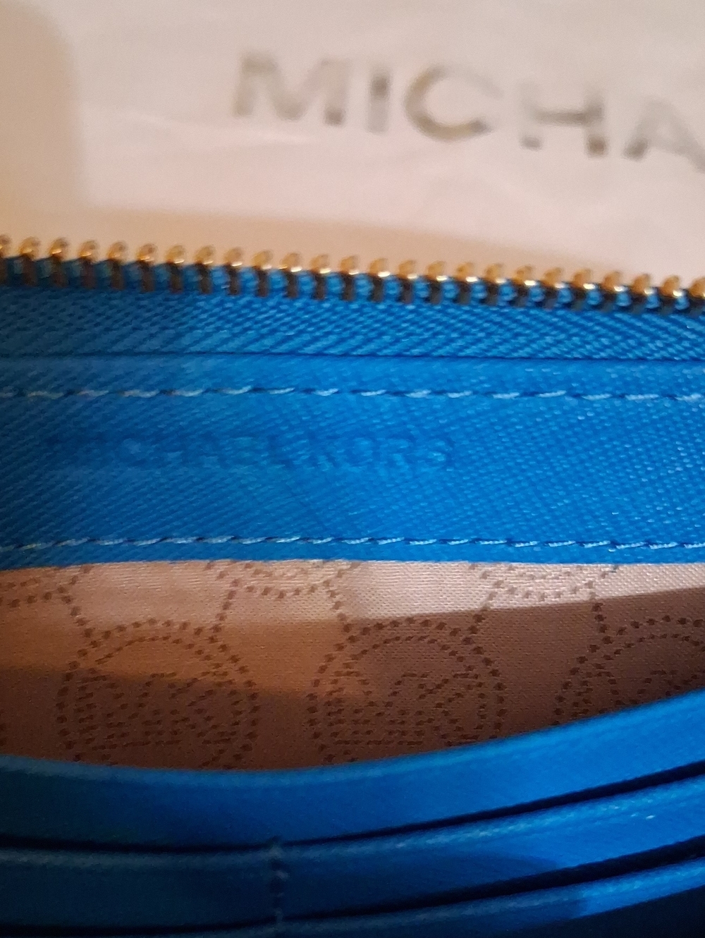 Michael Kors White Leather Shoulder Bag with Blue Wallet and Gold Hardware. - Picture 5 of 9